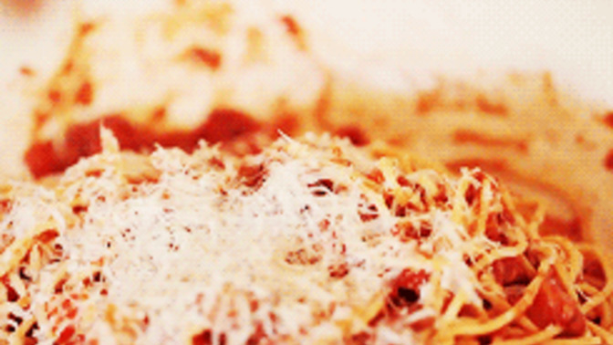 Spagettinizin üzerine parmesan peyniri koymayı sever misiniz?