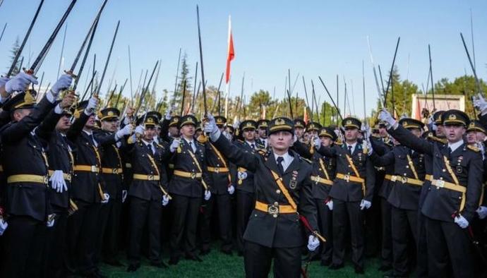 Teğmenlerin kılıçlı yemini