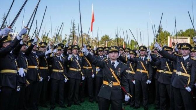 Teğmenler meselesi sizce abartıldı mı, yoksa ordudaki planlı bir tepki mi?