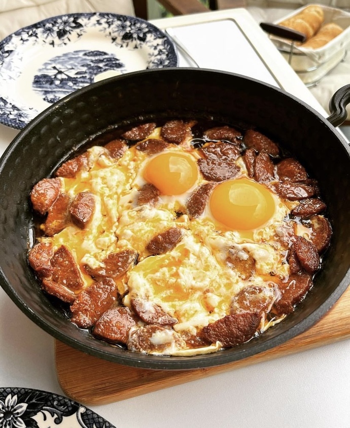 Sucuklu yumurtayı ekmek banarak mı yersiniz yoksa çatalla mı?