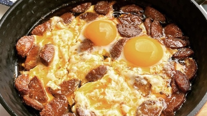 Sucuklu yumurtayı ekmek banarak mı yersiniz yoksa çatalla mı?