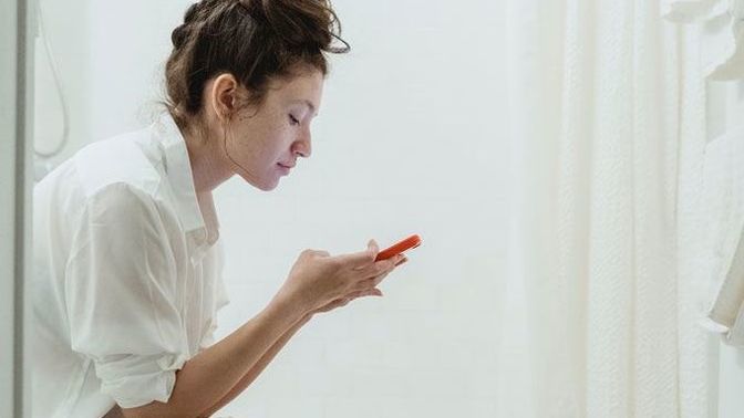 Tuvalete bile telefonla gidenler var. Bu kadar ne var telefonda?