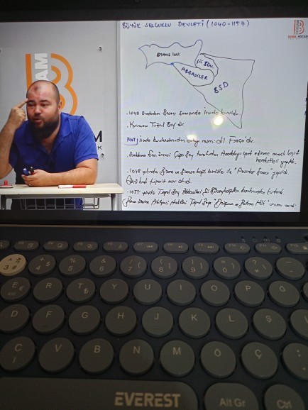 Dünyanın en çok izlenen içeriği 792 milyon izlenme ile "Göbeğini Sallayan Adam" videosu oldu. Siz ne tür içerikleri seviyorsunuz?