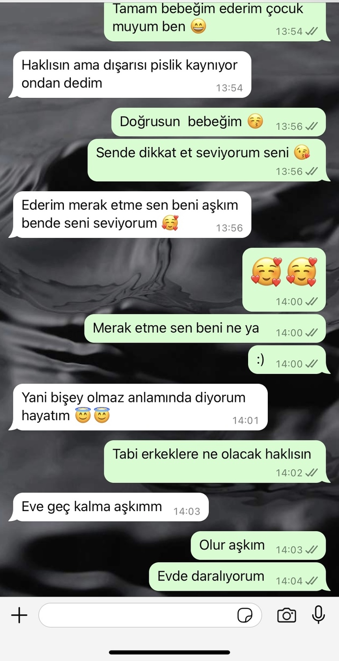 Bana çocukmuşum gibi davranması saçma değil mi?