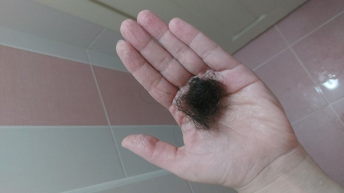 Saçlarımı kestirdim çok dökülüyor ve uzamasını istiyorum bir an önce ne kullanayım. hangi şampuan hangi yağ ise yarar?