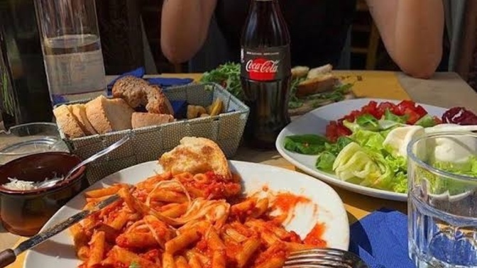 Yemeğin yanında olmazsa olmaz içeceğiniz nedir?