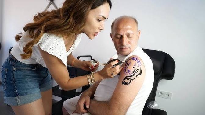 Sevgiliniz karşı cinse dövme yaptırabilir mi?