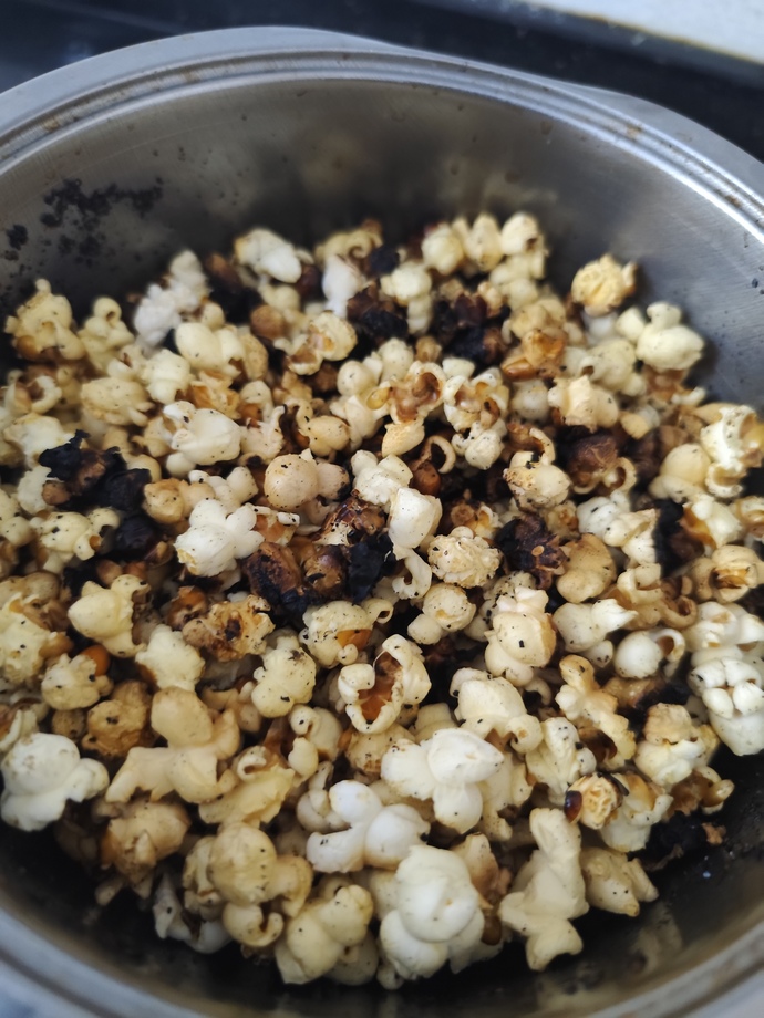 Film izlerken yemek için mısır patlatacağım diye kömür yaptım. Bunun pratik yolu yok mu?