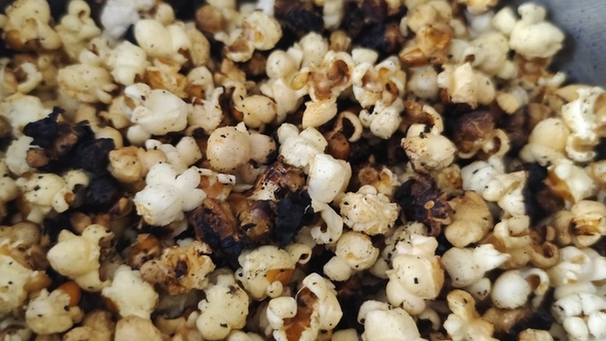 Film izlerken yemek için mısır patlatacağım diye kömür yaptım. Bunun pratik yolu yok mu?