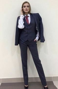 Kravatli takım elbise giyen kadınlar itici mi yoksa çekici mi olurlar?