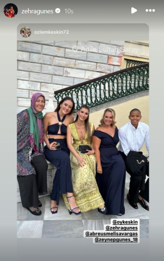 Zehra Güneş büstiyer ve pantolon kombini yaptı! Sence nasıl olmuş?