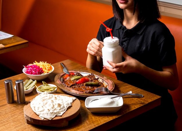 İskenderin yanında ayran içmek tuhaf mı?