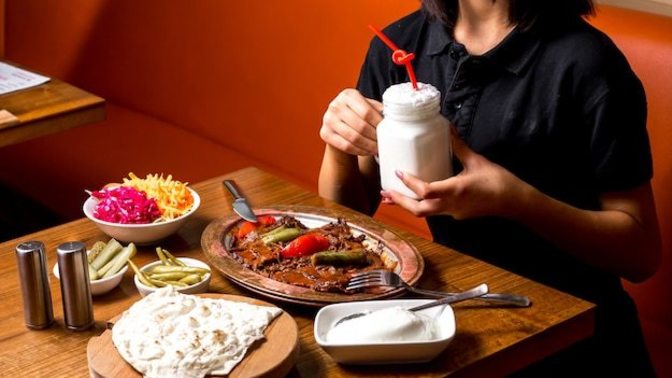 İskenderin yanında ayran içmek tuhaf mı?
