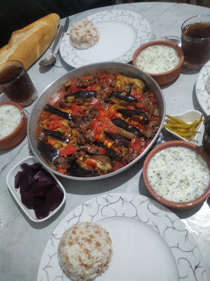 Elit bir kişiliğe sahip olduğum için patlıcan musakkayı tepsiyle birlikte lapp diye masaya koydum nasıl olmuş?