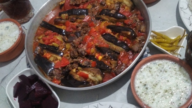 Elit bir kişiliğe sahip olduğum için patlıcan musakkayı tepsiyle birlikte lapp diye masaya koydum nasıl olmuş?