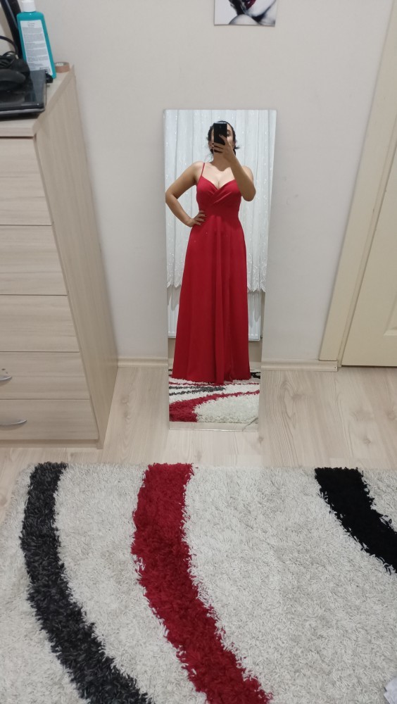 Çok yakın arkadaşımın düğünü var, kararsız kaldım hangisini giysem?