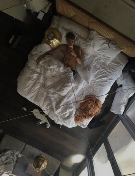 Yatak odanızın tavanında ayna olmasını ister miydiniz?