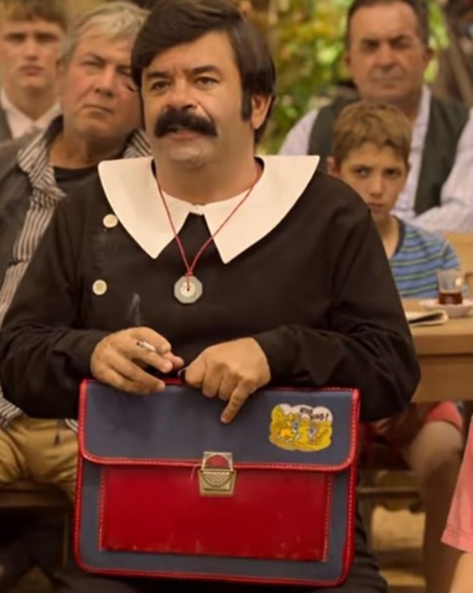 İlkokulu on yılda bitirmiş birisi ile sevgili olurmusun🙄?