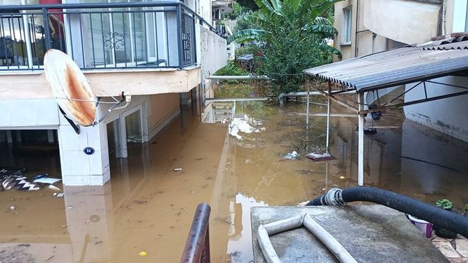 İzmir'de etkili olan kuvvetli yağış sonrası birçok noktada su baskınları yaşandı. İzmir'de olan var mı?
