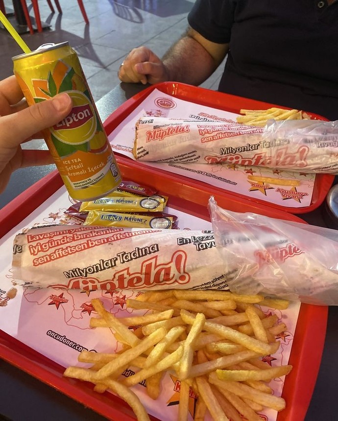 Sevgiliyle tavuk döner yemek samimiyet midir fakirlik mi?