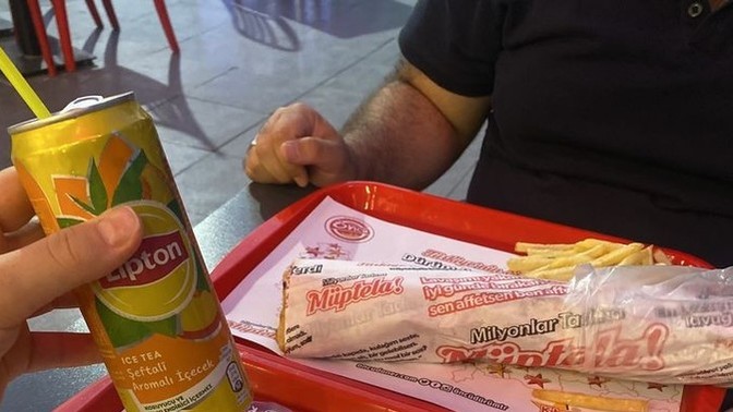 Sevgiliyle tavuk döner yemek samimiyet midir fakirlik mi?