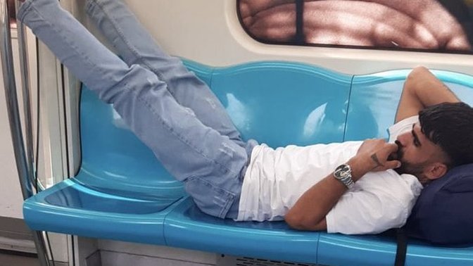 Marmaray'da terliklerini çıkarıp uzandı! Siz bu kadar rahat olabilir miydiniz?