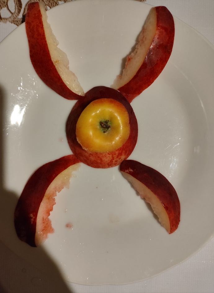 Akşam için şöyle bi meyve tabağı yaptım, master şefe katılmayı düşünüyorum, sizce birinci olur muyum?🤭🤭🤭?