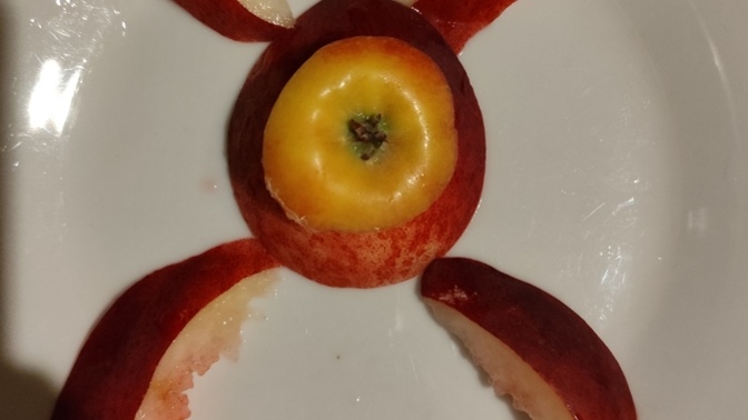 Akşam için şöyle bi meyve tabağı yaptım, master şefe katılmayı düşünüyorum, sizce birinci olur muyum?🤭🤭🤭?