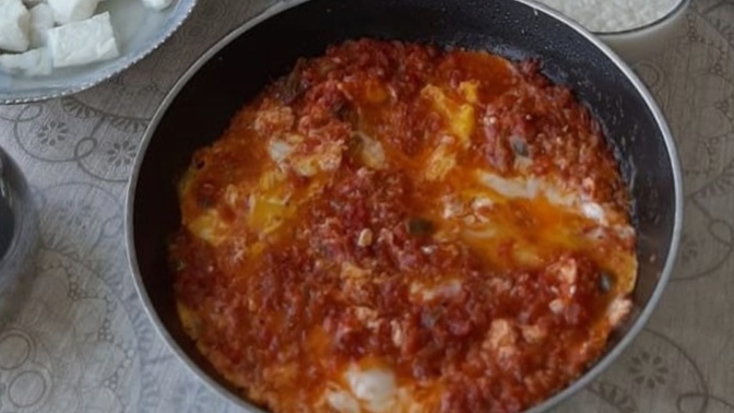 Gerçek menemen nasıl yapılır: Soğanlı mı soğansız mı?