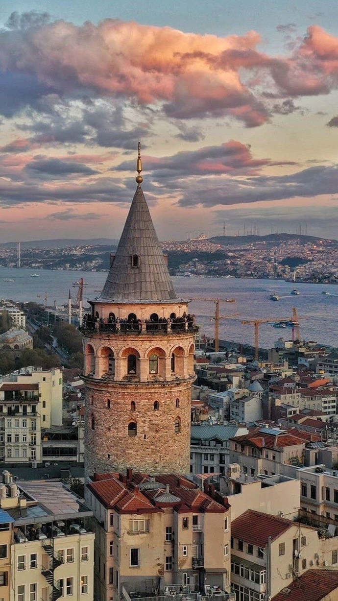 İstanbul’a hiç gitmeyen birine ilk nereyi gezmesini önerirsiniz?