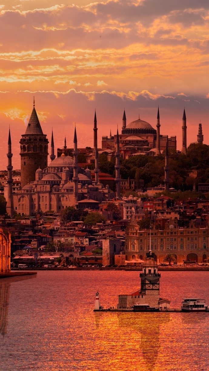 İstanbul’a hiç gitmeyen birine ilk nereyi gezmesini önerirsiniz?