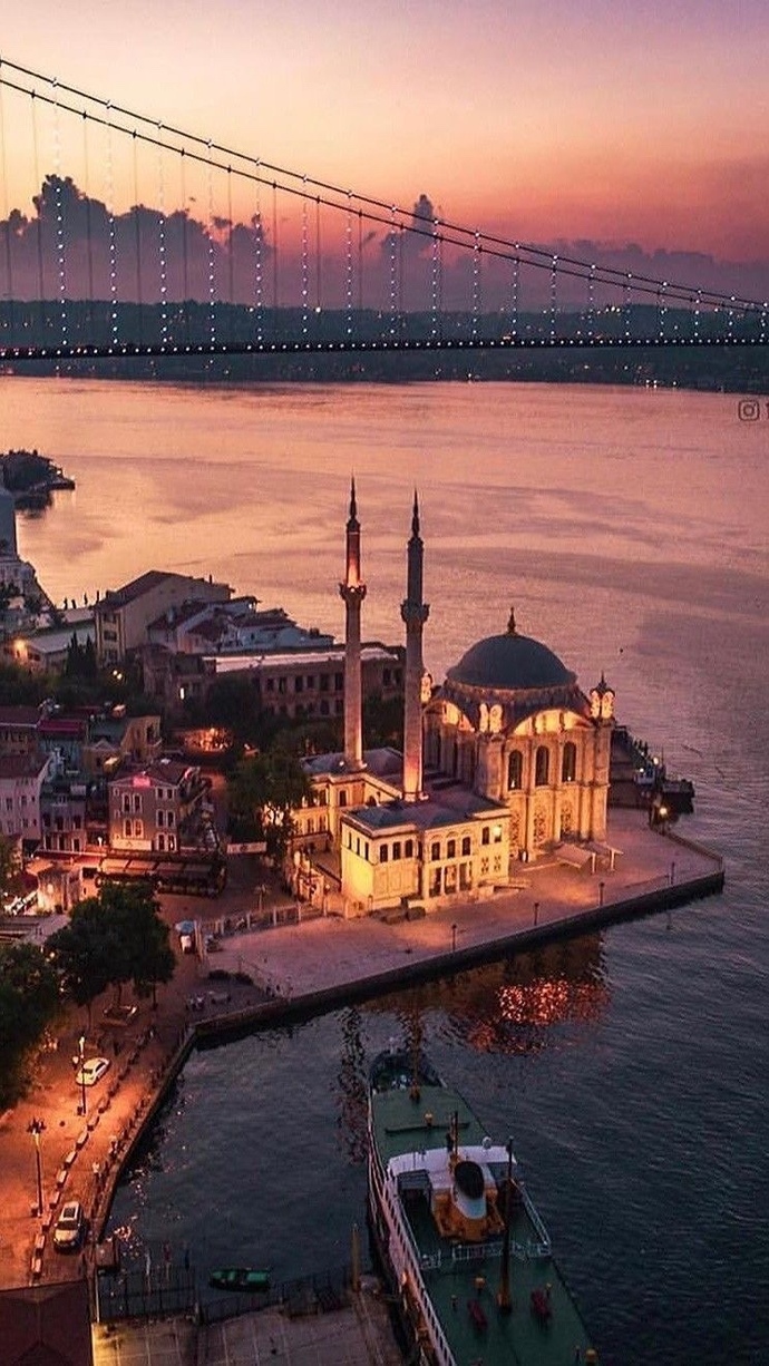 İstanbul’a hiç gitmeyen birine ilk nereyi gezmesini önerirsiniz?