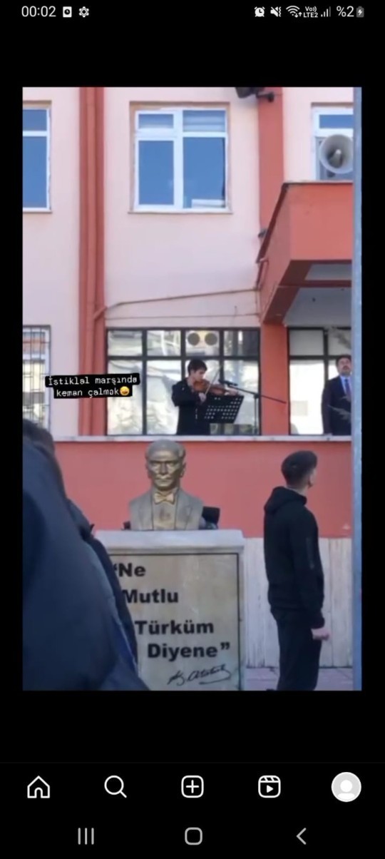Siyah ceket lüks mü durmuş?