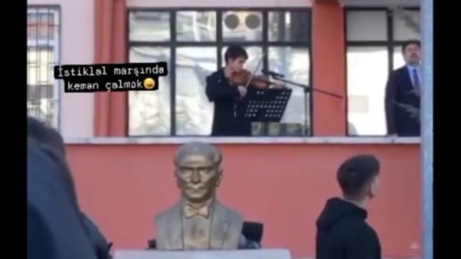 Siyah ceket lüks mü durmuş?