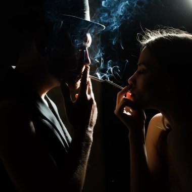 Sevgilinizin Sizin yanınızda sigara içmesi sizin ondan iğrenmeniz için sebep mi?