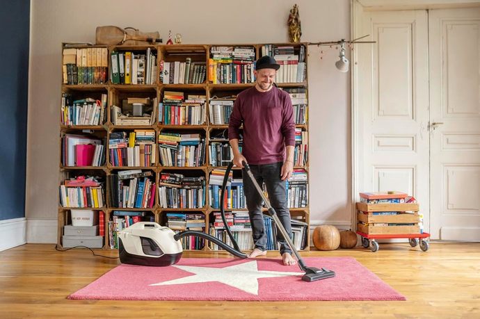 Elektrikli süpürgeyi parke ve halı zeminlerde kullanırken dikkat edilmesi gerekenler nelerdir?