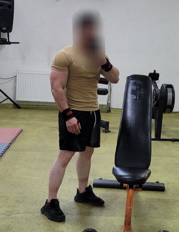 90 veya 100 kilo bir sporcu nasıl olurda ince belli ve gobeksiz görünüyor?