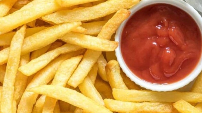 Ketçap yemeyi patates kızartması yanında mı yoksa patates kızartmasının üstünde mi yiyorsunuz?