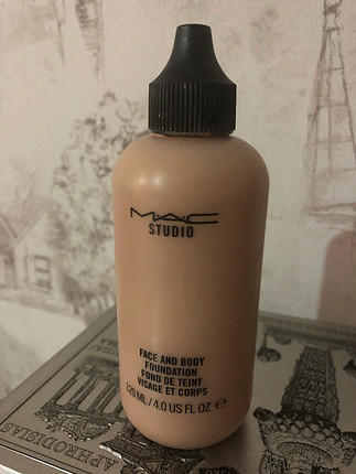 Mac Face and Body Fondöten