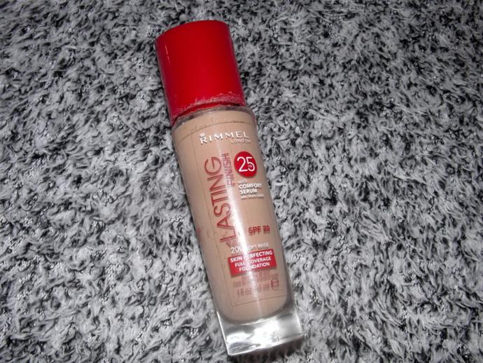 Rimmel London Lasting Finish Fondöten