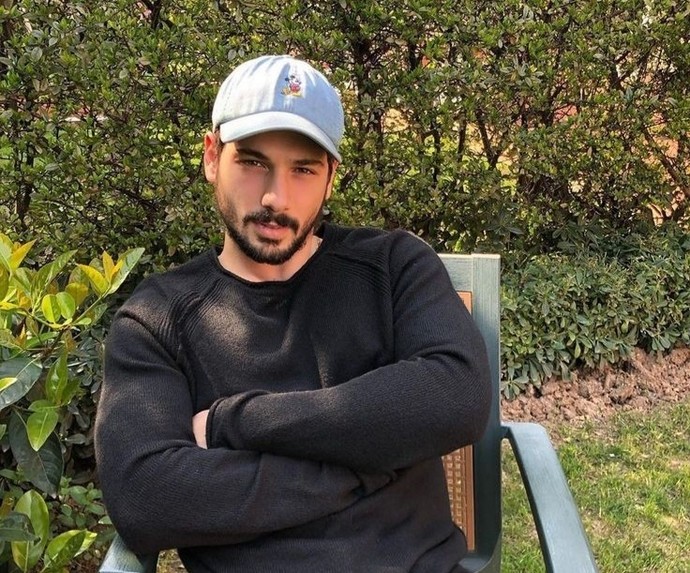 Sırf beğendiniz oyuncu var diye izlediğiniz dizi veya film var mı?