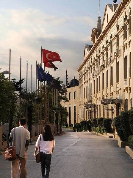Bize bölümünü söylemeden bölümünü anlatır mısın?