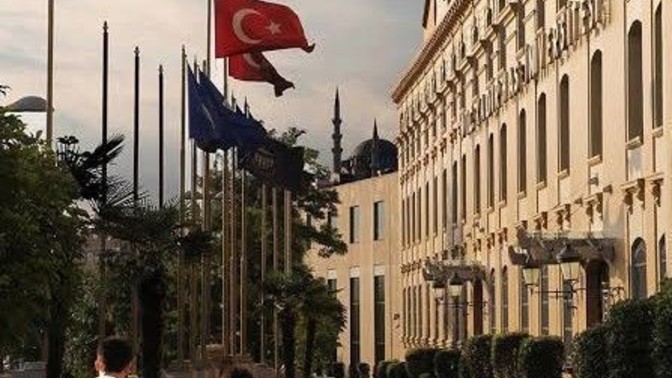Bize bölümünü söylemeden bölümünü anlatır mısın?