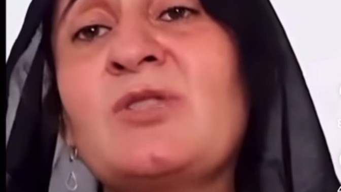 Ya gerçekten senin kadar sahtekar yalancı merhametsiz duygusuz düşüncesiz bir insan var mı bu dünyada?