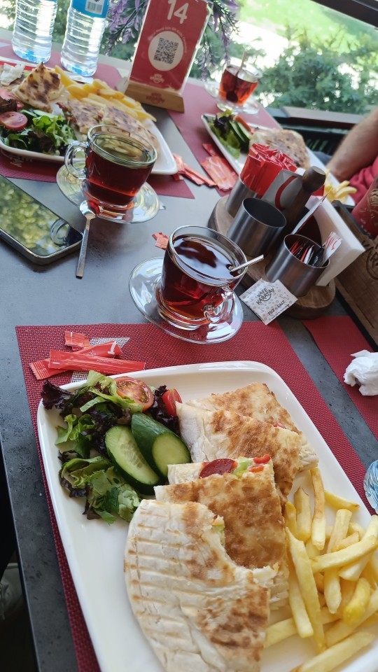 Kahvaltıda çeşit mi seversin yoksa poğaça simit yeterli mi?