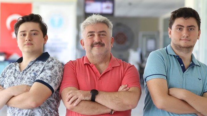 Evlenmeden önce eşine üniversite bitireceğine dair söz veren Baki Aydın kazandığı 24. üniversitede oğullarıyla sınıf arkadaşı oldu! Okumanın yaşı olur mu?
