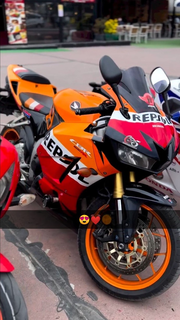 Kız Kardeşinize motorunuzu mu verirdiniz arabanızı mi?