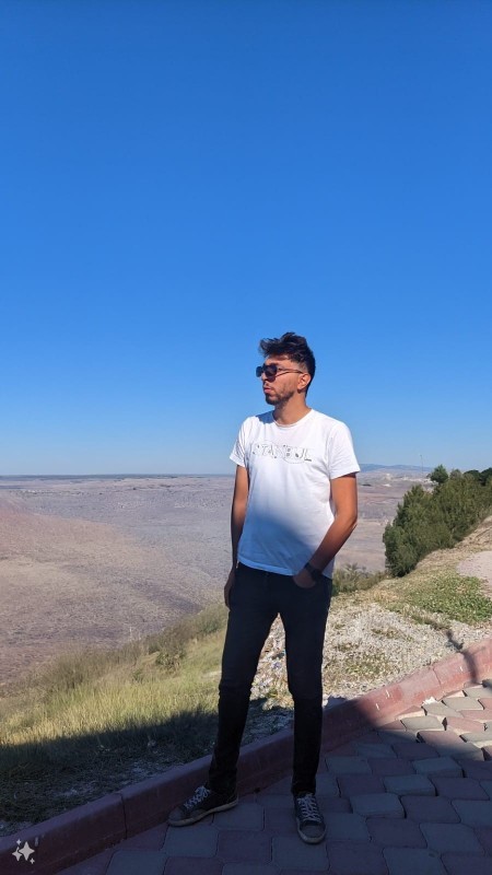 Fotonun montaj oldugu belli mi sizce instağrama atılır mı?