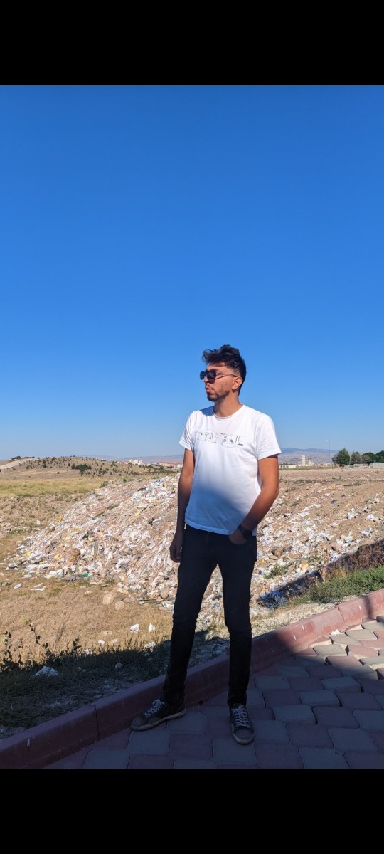 Fotonun montaj oldugu belli mi sizce instağrama atılır mı?