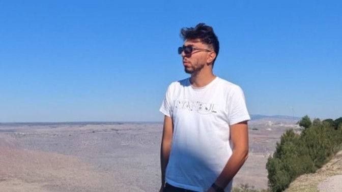 Fotonun montaj oldugu belli mi sizce instağrama atılır mı?
